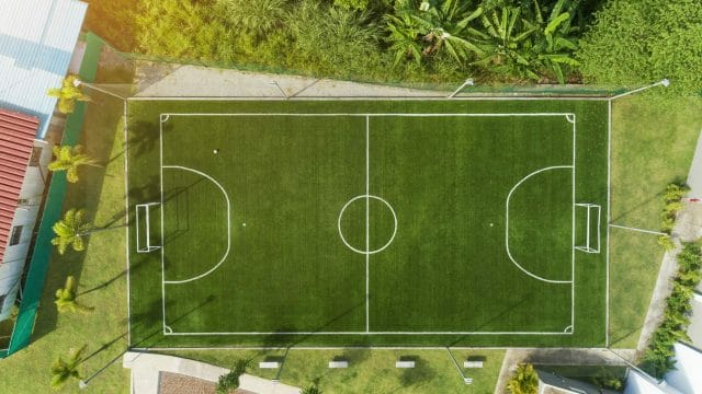 Cancha de futbol sintética como amenidad del proyecto de apartamentos Península Norte en Panamá.