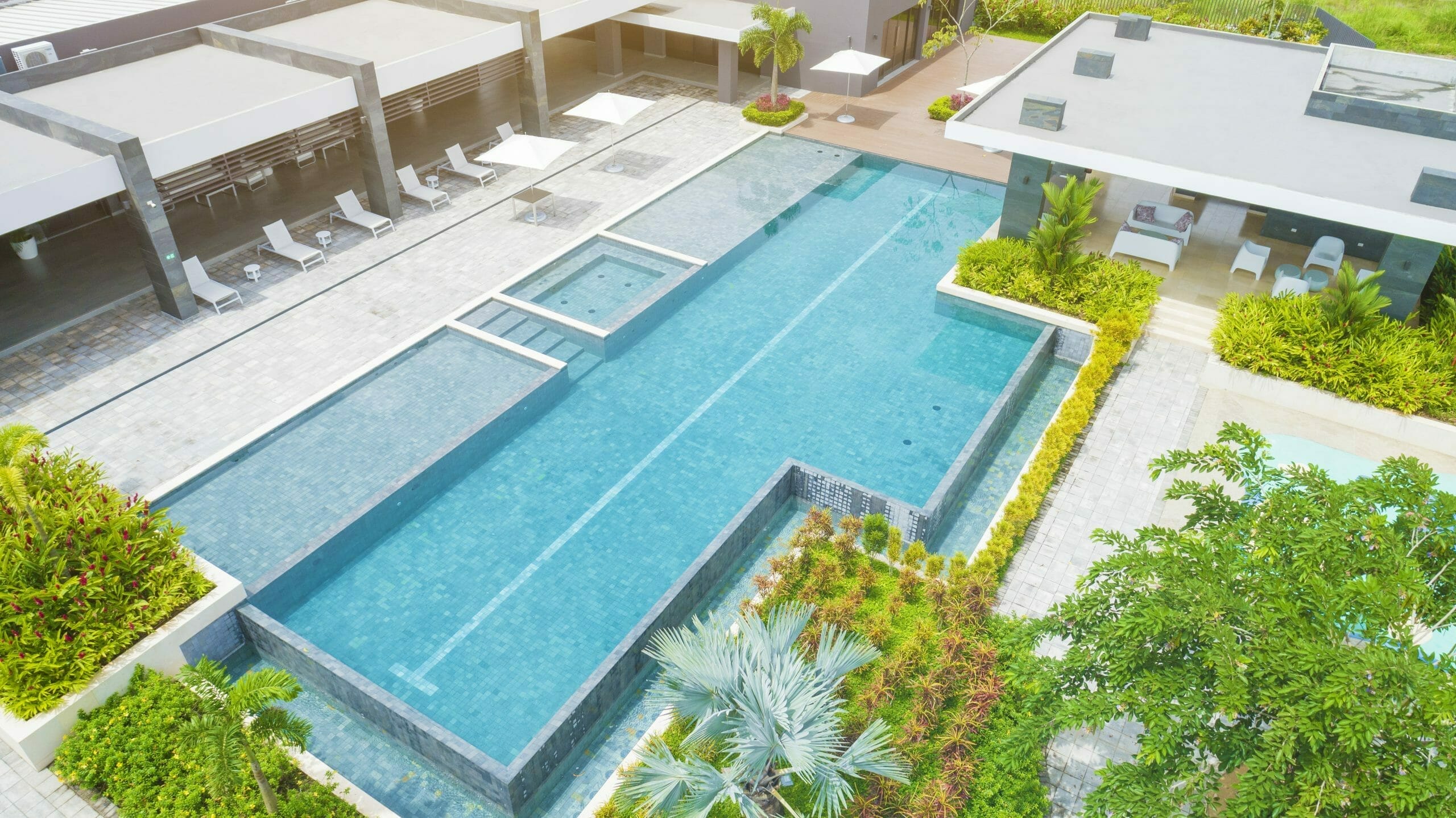 Vista aérea de la piscina y el área social del residencial Vallarta Residences en Paseo del Norte