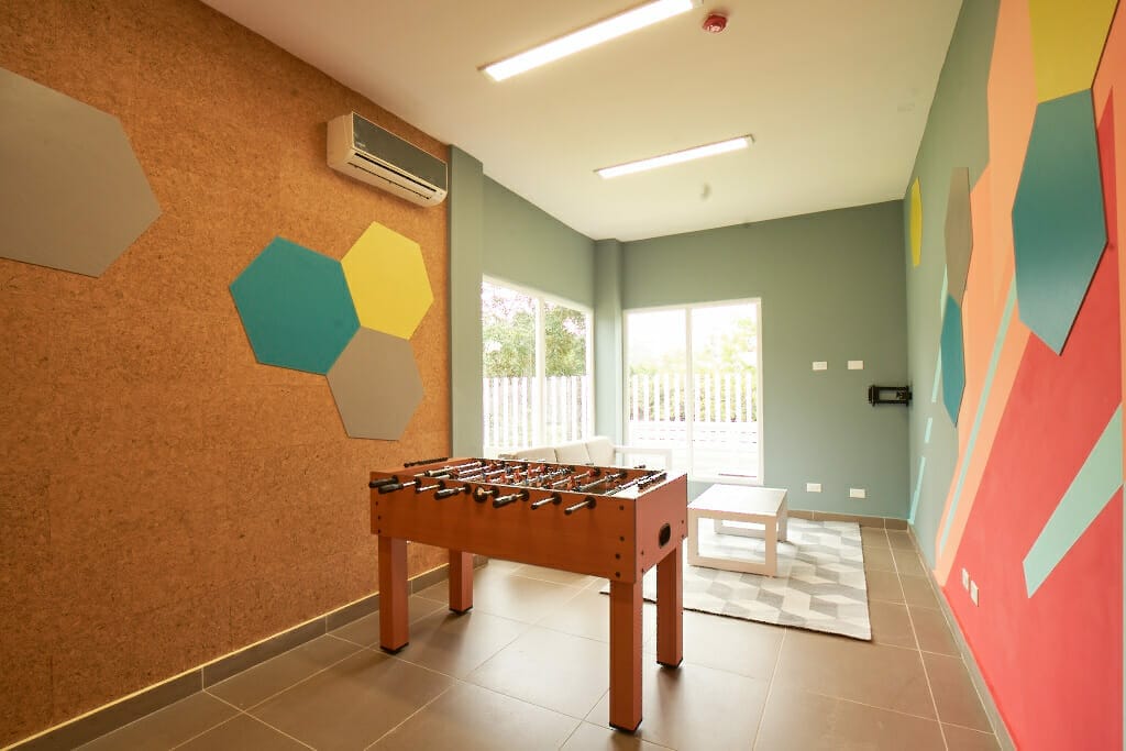 Sala para adolescentes como amenidad del proyecto de apartamentos Península Norte en Panamá.