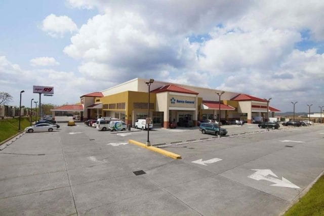 Plaza comercial con supermercado, banco y farmacia en Brisas del Golf Arraiján