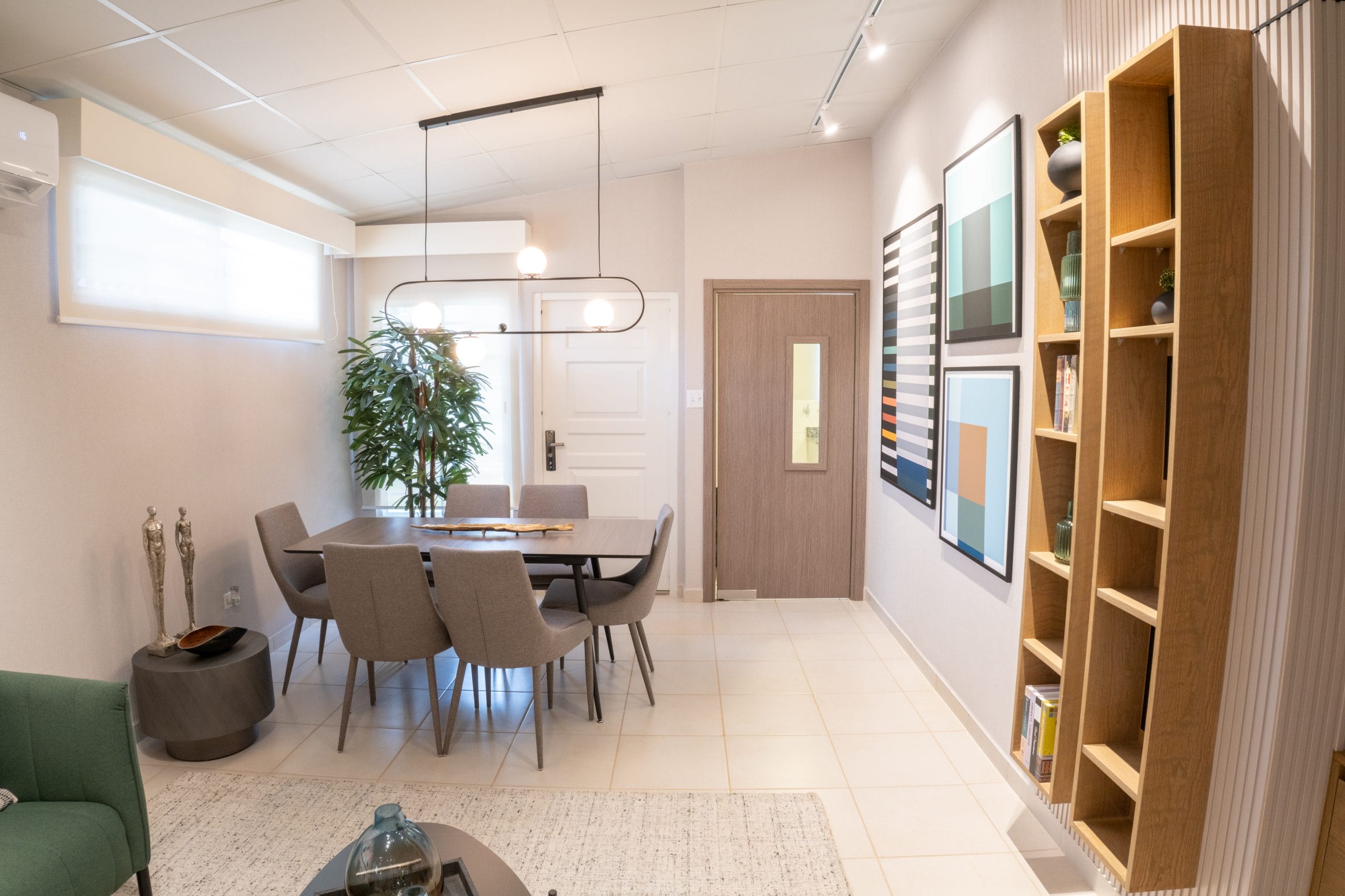 Sala comedor de concepto abierto dentro de uno de los modelos de vivienda de Brisas del Golf Arraiján.
