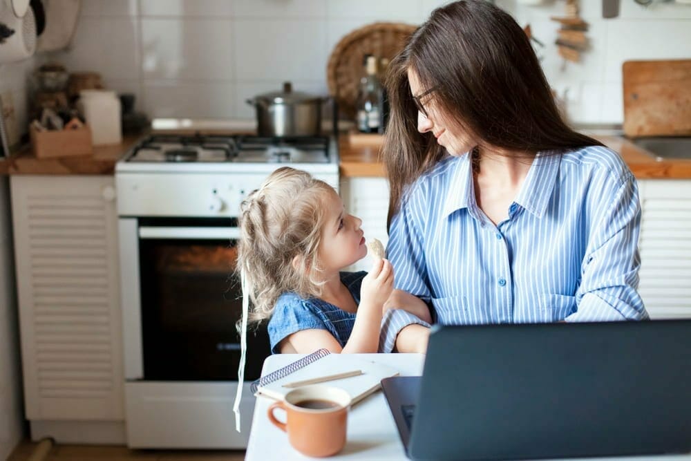 4 formas de entretener a tus hijos mientras trabajas desde casa