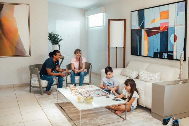 Familia con niños compartiendo alrededor de la sala de su hogar en Brisas del Golf Arraiján