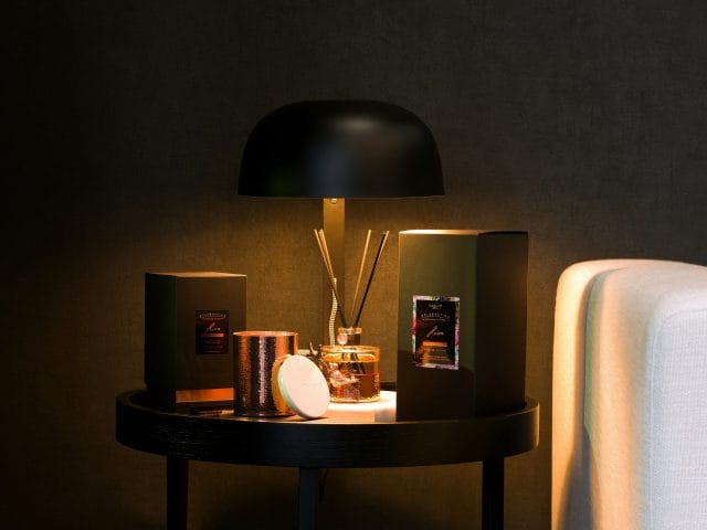 Mesa decorativa con lámpara de estilo moderno y luz cálida