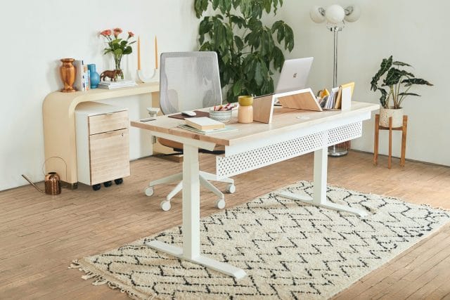 Diseño moderno de home office con muebles ergonómicos y colores neutrales.