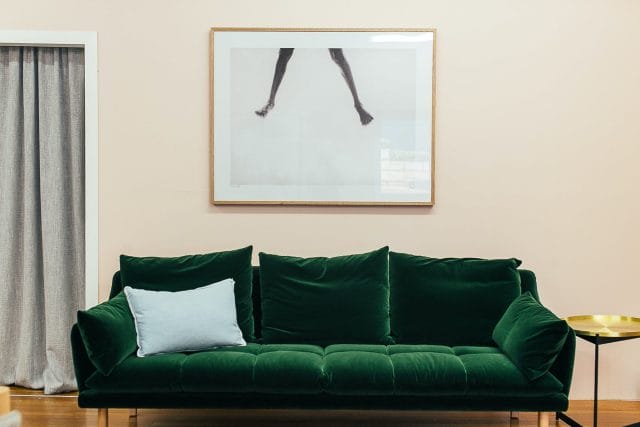 Apartamento moderno con sofá verde elegante y elementos decorativos creativos.