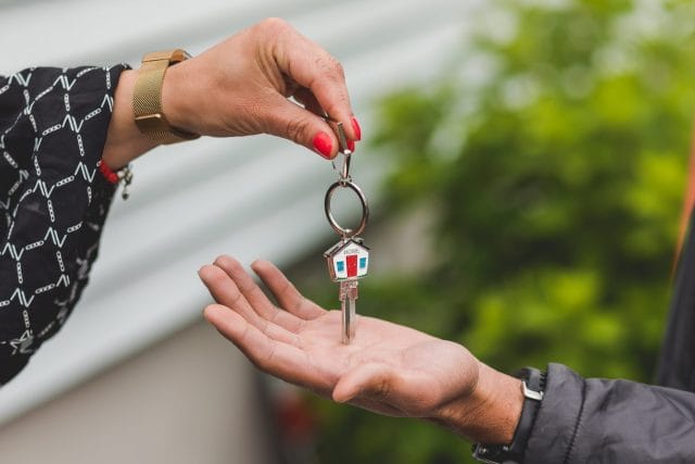 Persona recibiendo las llaves de su nuevo hogar.